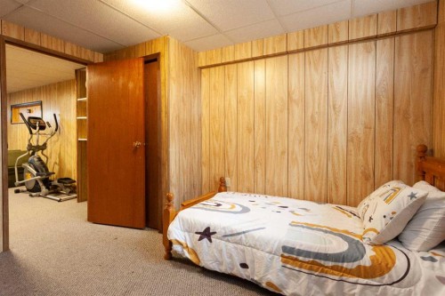 112 Railway Avenue West, Schuler, AB - Indoor Photo Showing Bedroom