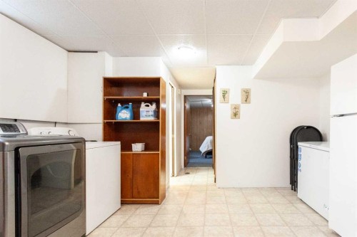 112 Railway Avenue West, Schuler, AB - Indoor Photo Showing Laundry Room