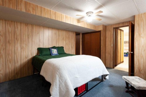 112 Railway Avenue West, Schuler, AB - Indoor Photo Showing Bedroom