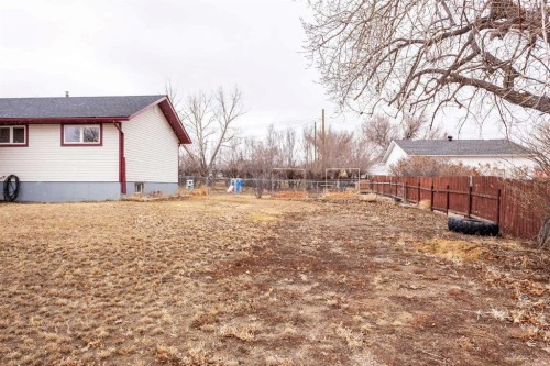 112 Railway Avenue West, Schuler, AB - Outdoor