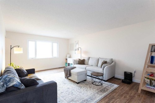 112 Railway Avenue West, Schuler, AB - Indoor Photo Showing Living Room