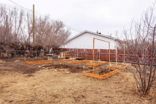 112 Railway Avenue West, Schuler, AB - Outdoor