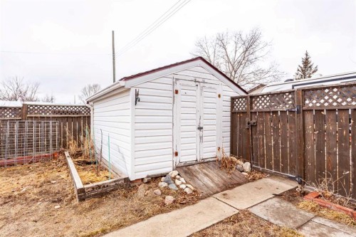 112 Railway Avenue West, Schuler, AB - Outdoor