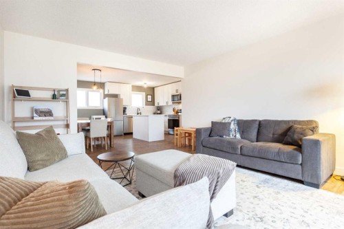 112 Railway Avenue West, Schuler, AB - Indoor Photo Showing Living Room