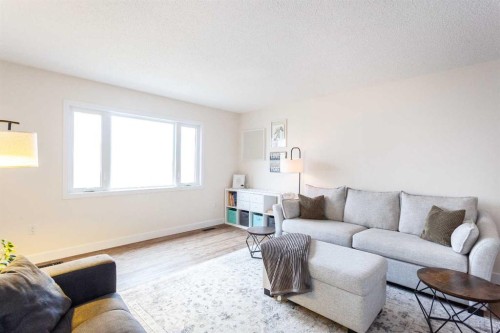 112 Railway Avenue West, Schuler, AB - Indoor Photo Showing Living Room
