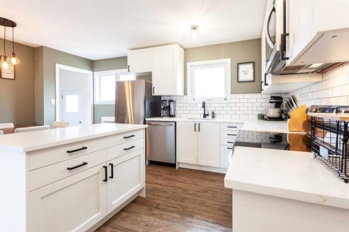 112 Railway Avenue West, Schuler, AB - Indoor Photo Showing Kitchen With Upgraded Kitchen