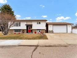 9 East Glen Place SEMedicine Hat, AB T1B 2W9