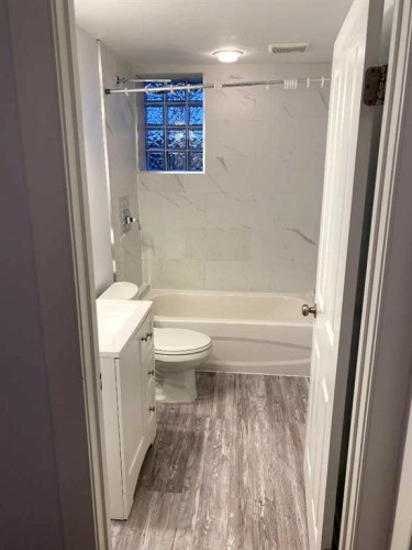 106-371 Aberdeen Street Se, Medicine Hat, AB - Indoor Photo Showing Bathroom