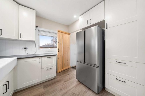 401 Broadway Avenue East, Redcliff, AB - Indoor Photo Showing Kitchen