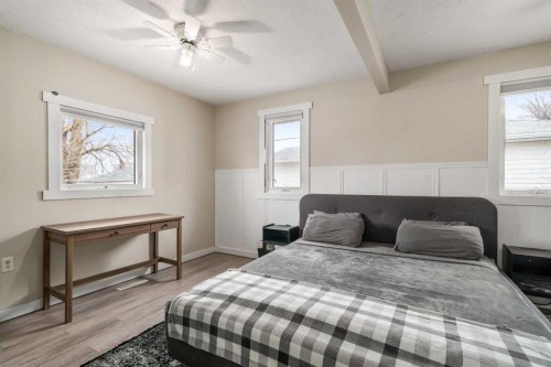 401 Broadway Avenue East, Redcliff, AB - Indoor Photo Showing Bedroom