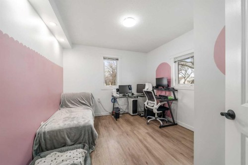 401 Broadway Avenue East, Redcliff, AB - Indoor Photo Showing Office