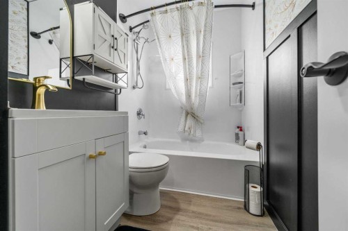 401 Broadway Avenue East, Redcliff, AB - Indoor Photo Showing Bathroom