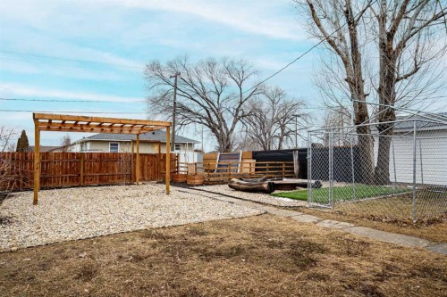 401 Broadway Avenue East, Redcliff, AB - Outdoor