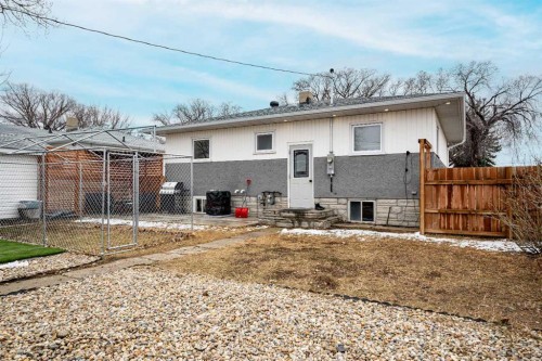 401 Broadway Avenue East, Redcliff, AB - Outdoor