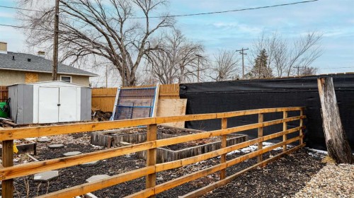 401 Broadway Avenue East, Redcliff, AB - Outdoor