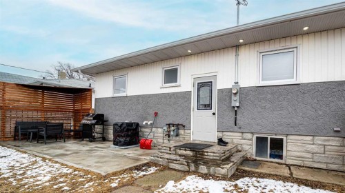 401 Broadway Avenue East, Redcliff, AB - Outdoor With Exterior