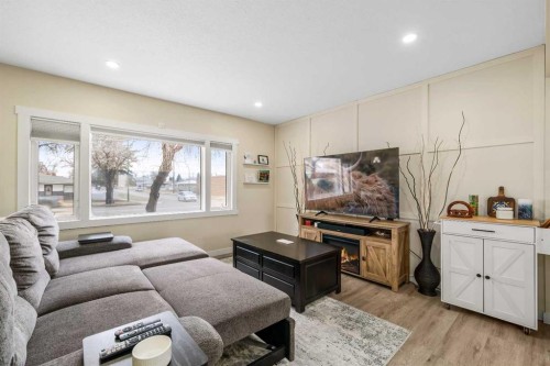 401 Broadway Avenue East, Redcliff, AB - Indoor Photo Showing Living Room