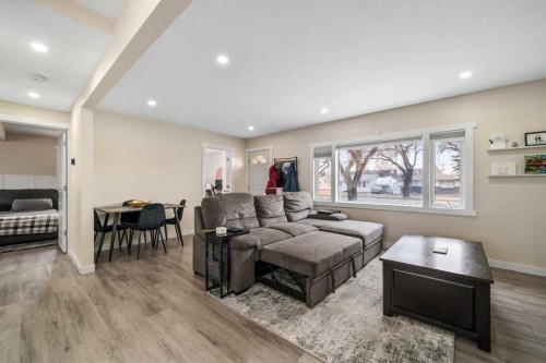401 Broadway Avenue East, Redcliff, AB - Indoor Photo Showing Living Room