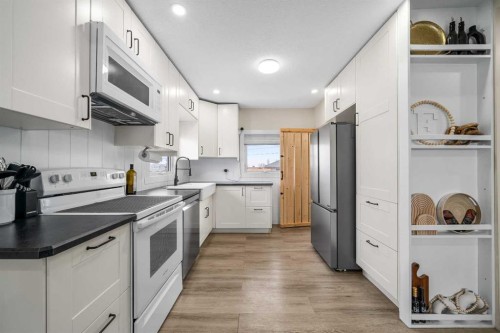 401 Broadway Avenue East, Redcliff, AB - Indoor Photo Showing Kitchen