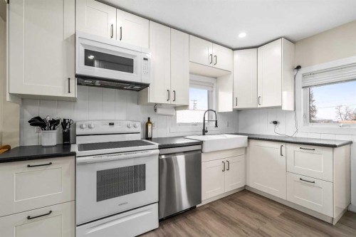 401 Broadway Avenue East, Redcliff, AB - Indoor Photo Showing Kitchen