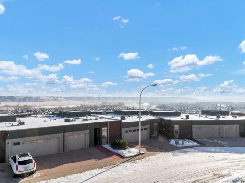 6 Palisades Way NE Medicine Hat, AB T1C 2B4