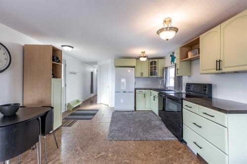 425 6 Street, Suffield, AB - Indoor Photo Showing Kitchen