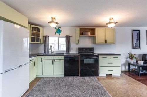 425 6 Street, Suffield, AB - Indoor Photo Showing Kitchen With Double Sink
