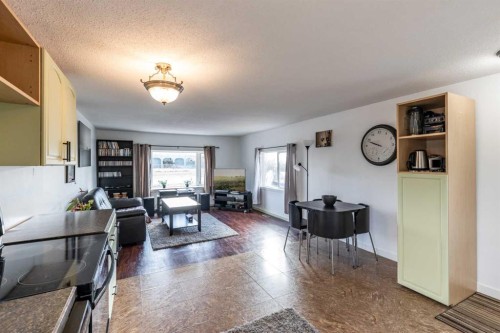 425 6 Street, Suffield, AB - Indoor Photo Showing Living Room