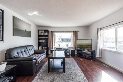 425 6 Street, Suffield, AB - Indoor Photo Showing Living Room
