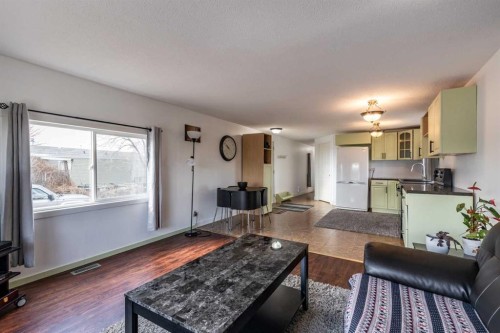 425 6 Street, Suffield, AB - Indoor Photo Showing Living Room