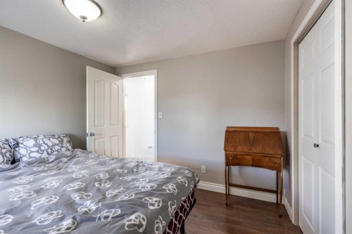 425 6 Street, Suffield, AB - Indoor Photo Showing Bedroom