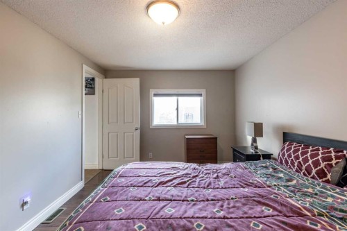 425 6 Street, Suffield, AB - Indoor Photo Showing Bedroom