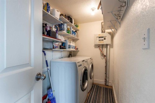 425 6 Street, Suffield, AB - Indoor Photo Showing Laundry Room