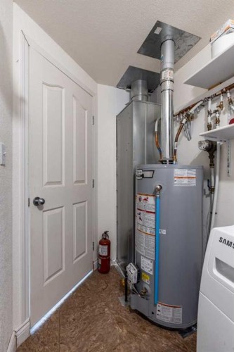 425 6 Street, Suffield, AB - Indoor Photo Showing Laundry Room