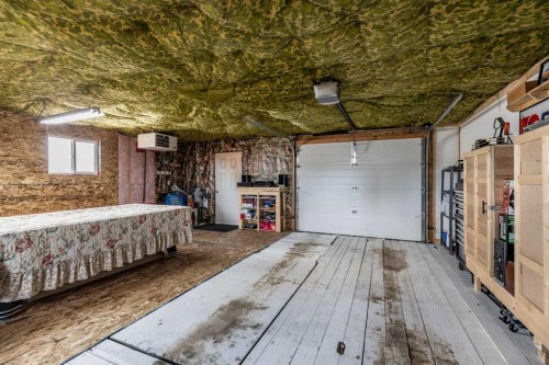 425 6 Street, Suffield, AB - Indoor Photo Showing Garage