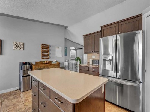 32 Spruce Close Se, Medicine Hat, AB - Indoor Photo Showing Kitchen