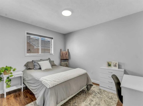 32 Spruce Close Se, Medicine Hat, AB - Indoor Photo Showing Bedroom