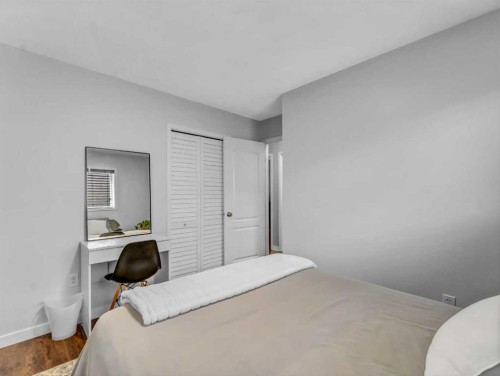 32 Spruce Close Se, Medicine Hat, AB - Indoor Photo Showing Bedroom