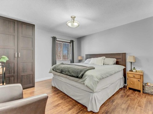 32 Spruce Close Se, Medicine Hat, AB - Indoor Photo Showing Bedroom