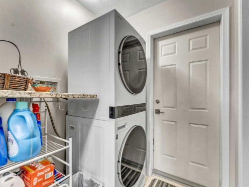 32 Spruce Close Se, Medicine Hat, AB - Indoor Photo Showing Other Room