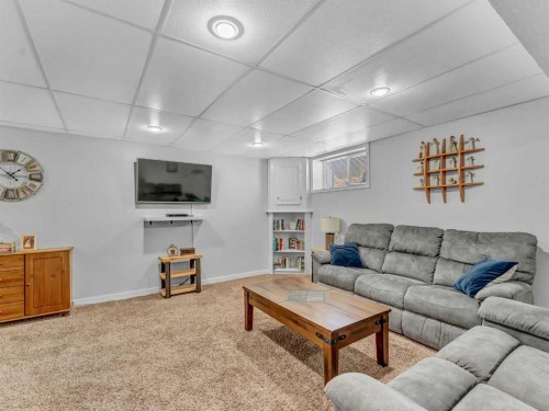 32 Spruce Close Se, Medicine Hat, AB - Indoor Photo Showing Living Room