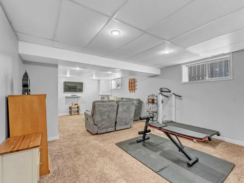 32 Spruce Close Se, Medicine Hat, AB - Indoor Photo Showing Gym Room
