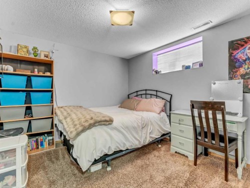 32 Spruce Close Se, Medicine Hat, AB - Indoor Photo Showing Bedroom