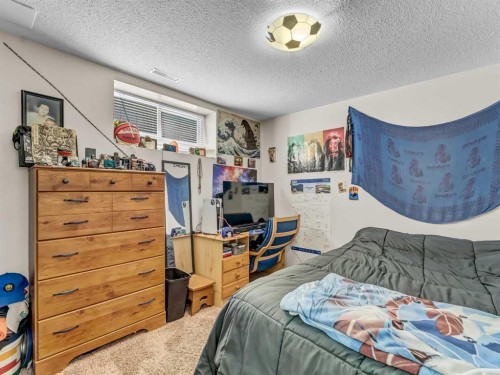 32 Spruce Close Se, Medicine Hat, AB - Indoor Photo Showing Bedroom