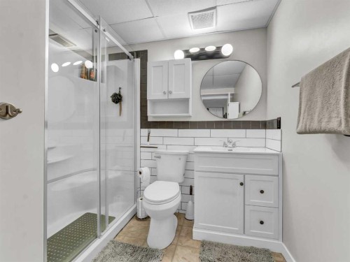 32 Spruce Close Se, Medicine Hat, AB - Indoor Photo Showing Bathroom