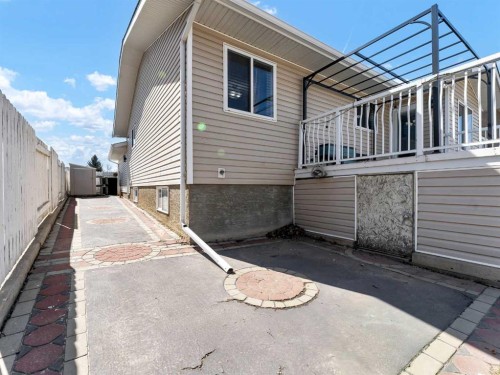 32 Spruce Close Se, Medicine Hat, AB - Outdoor With Exterior