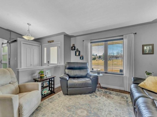 32 Spruce Close Se, Medicine Hat, AB - Indoor Photo Showing Living Room