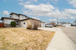128 Stratton Close SEMedicine Hat, AB T1B 4S8