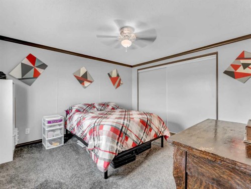 427 Main Street North, Redcliff, AB - Indoor Photo Showing Bedroom