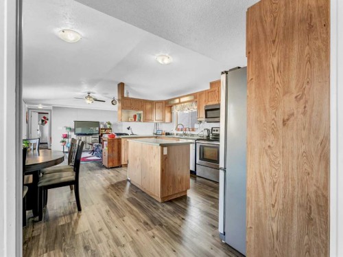 427 Main Street North, Redcliff, AB - Indoor Photo Showing Kitchen